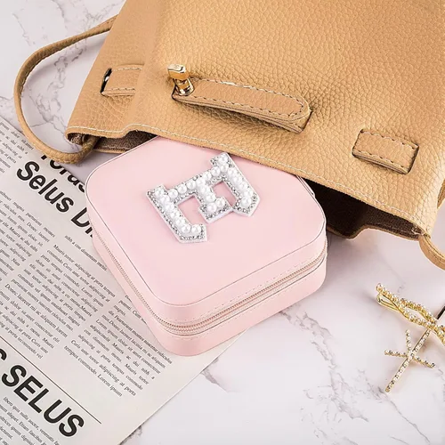 Miniatura 5 de Qncssk Joyero de viaje para mujeres y niñas, pequeño joyero organizador de almacenamiento con perlas con purpurina inicial - Mini elegante regalo
