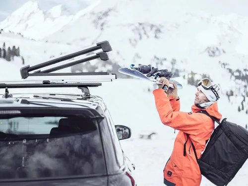 Miniatura 8 de Thule SnowPack Extender - Portaesquíes y snowboard (capacidad para 6 pares/4 tablas), plateado