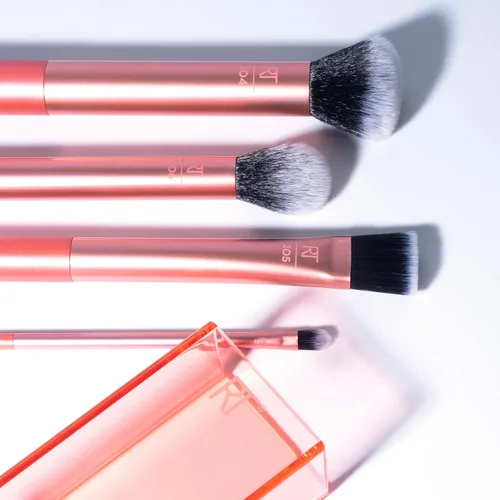 Miniatura 8 de Set de brochas de maquillaje sintéticas para una base impecable, cruelty-free, brocha para contornos, corrector, polvos y base, de Real Techniques