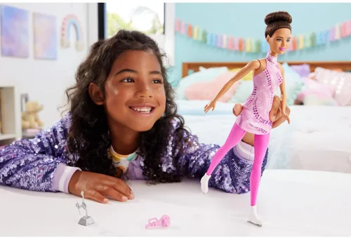 Miniatura 2 de Barbie Careers Fashion Doll & Accesorios, Morena Patinadora de Hielo en Traje Rosa Desprendible con Patines de Hielo y Trofeo