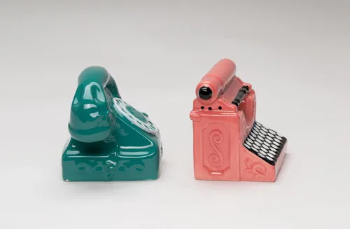 Miniatura 4 de Juego de salero y pimentero retro vintage de porcelana fina, teléfono y máquina de escribir, 3-3/8 pulgadas