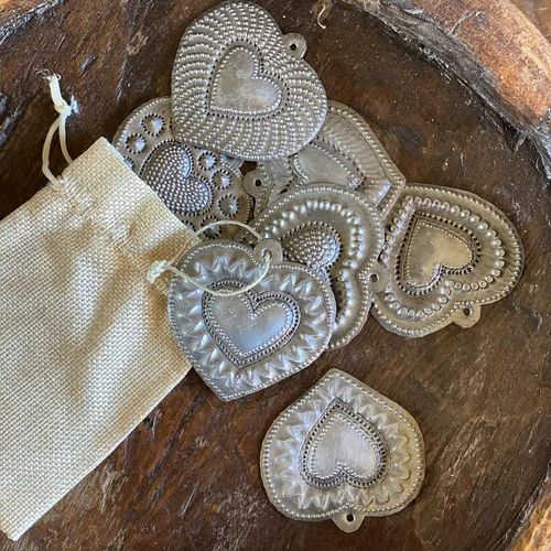 Miniatura 2 de Juego de 7 corazones sagrados, colección de corazones de metal de bronce plateado, hechos a mano en Haití, adornos decorativos para colgar, 2.5 x