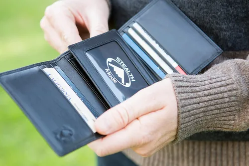 Miniatura 7 de Stealth Mode Cartera de cuero triple RFID para hombres con soporte de identificación abatible (negro)