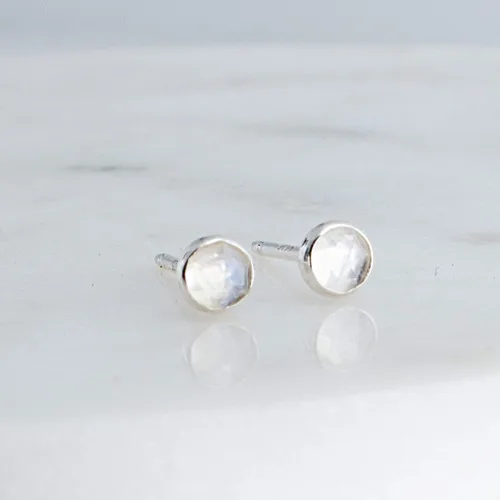 Miniatura 45 de Aretes pequeños de plata de ley para cartílago, tragus, hélix, múltiples piercings hipoalergénicos, piedra natal para mujer, juego de bisel