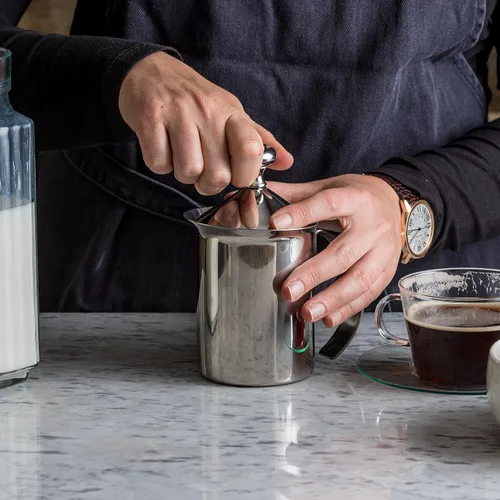 Miniatura 5 de Espumador de leche de acero inoxidable para mano, 14 onzas, Bellemain Capacidad