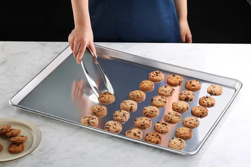 Miniatura 7 de New Star Foodservice Sartén de aluminio de grado comercial de calibre 12 para bollos, 18 pulgadas de largo x 26 pulgadas de ancho x 1 pulgada