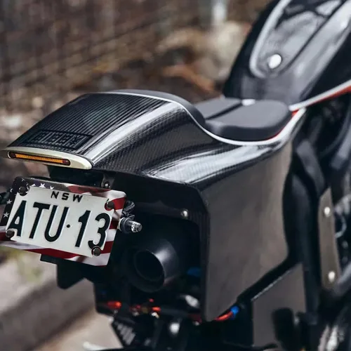 Miniatura 4 de Marco de matrícula de bandera americana para motocicleta - Acero inoxidable con rayas mate y bandera de EE.UU. brillante, cubiertas de marco