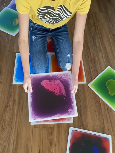 Miniatura 9 de Azulejos sensoriales para suelo, paquete de 4 (11.8 x 11.8 pulgadas cada uno), tapete de juego de azulejos líquidos coloridos para niños