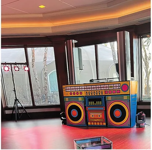 Miniatura 3 de Fun Express Decoraciones para fiestas de los años 80, accesorios para cabina de fotos, caja gigante de 6 x 80 pulgadas, caja de cartón 3D recortada