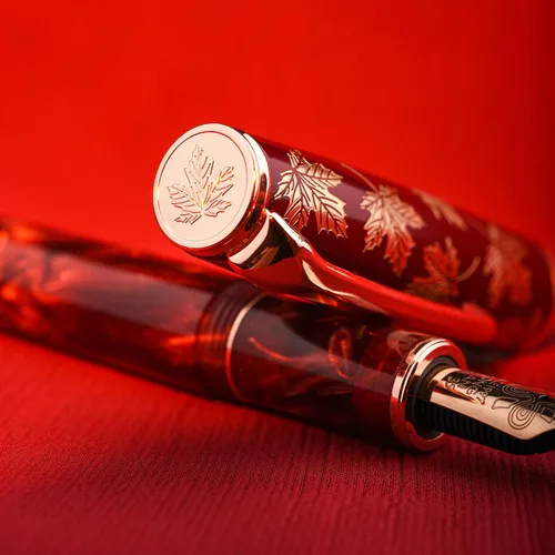 Miniatura 5 de HONG DIAN N8 - Pluma estilográfica de resina acrílica roja, con punta media de iridio, detalle en oro rosa, tapa tallada en hoja de arce, pluma