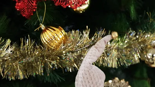 Miniatura 5 de iPEGTOP Guirnalda de oropel de Navidad de 26.2 pies, clásica gruesa y colorida reflejos, brillantes, suaves, para colgar en fiestas, adornos