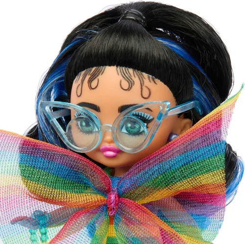 Miniatura 3 de Barbie Extra Mini Minis con coleta negra con mechas azules, usando vestido arcoíris y accesorios y soporte, 3.25 pulgadas