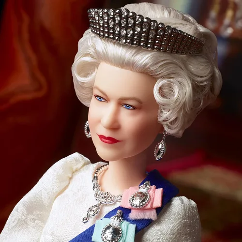 Miniatura 3 de Muñeca Barbie Signature Reina Isabel II Jubileo de Platino con vestido marfil, cinta, corona y guantes, con soporte para muñeca, regalo