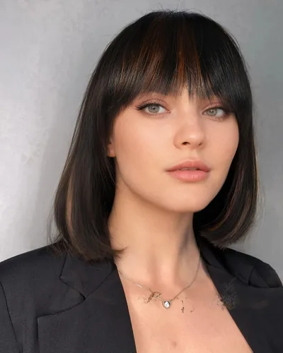 Miniatura 15 de YYHR Peluca corta estilo Bob con flequillo de 10 pulgadas, pelucas de cabello sintético lacio Yaki claro, pelucas cortas de corte Bob negro con 1b