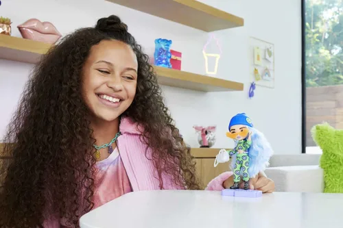 Miniatura 2 de Barbie Extra Minis Doll #3 (14 cm) con traje de moda de 2 piezas con emojis, con soporte para muñeca y accesorios que incluyen gafas de sol y bolso