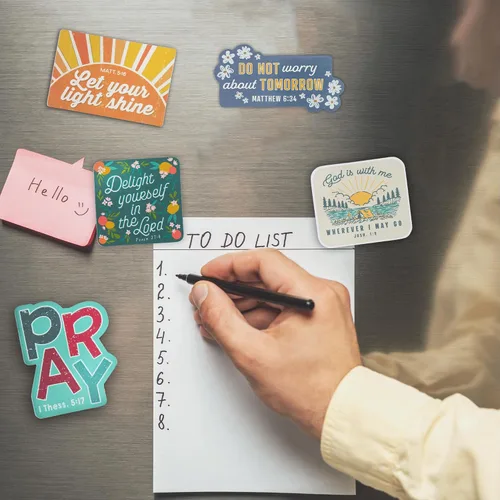 Miniatura 4 de Christian Art Gifts Imán inspirador de escritura para refrigerador para hombres y mujeres con versículo bíblico: Dios está conmigo, diseño de escena