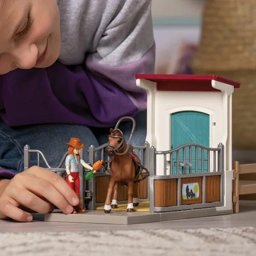 Miniatura 9 de Schleich Horse Club - Juego de juguetes de caballo de 25 piezas Hannah y Cayenne con caballeriza y accesorios - Etiqueta de nombre de establo
