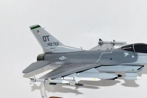 Miniatura 6 de Lockheed Martin F-16 Fighting Falcon®, escuadrón de prueba y evaluación 422d, modelo a escala de caoba de 18 pulgadas