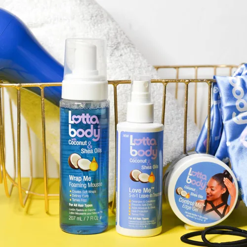 Miniatura 10 de Lottabody Mousse en espuma con aceite de coco y manteca de karité Wrap Me, crea envoltorios suaves, mousse para cabello rizado, define rizos
