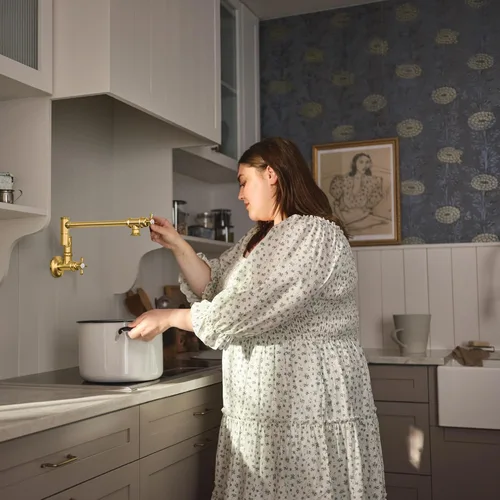 Miniatura 10 de Moen Grifo de cocina de doble junta montada en pared con brazo oscilante plegable de oro cepillado, S664BG