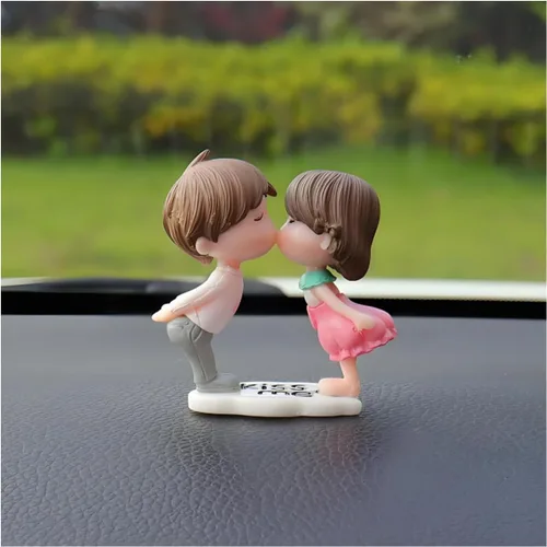 Miniatura 11 de DXNQ Lindas decoraciones de tablero de automóvil para parejas, preciosas figuras de dibujos animados de besos, adorno de automóvil