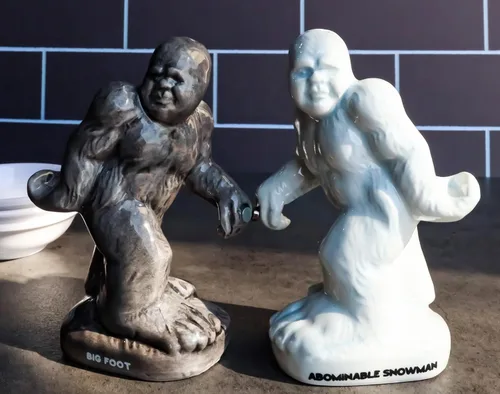 Miniatura 6 de Ebros - Juego de salero y pimentero de cerámica con diseño de muñeco de nieve blanco abominable y muñeco de nieve blanco, Yeti y gris, Sasquatch
