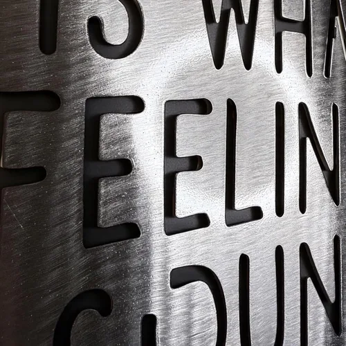 Miniatura 4 de Top Brass Arte de pared jumbo de metal con púa de guitarra de 16 pulgadas, cita "Music Is What Feelings Sound Like", decoración de pared de acero