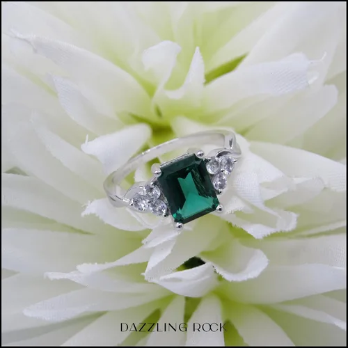 Miniatura 11 de Dazzlingrock Collection Anillo de compromiso con forma de esmeralda de 0.315 x 0.236 in creado en laboratorio y zafiro blanco redondo de 0.087 in