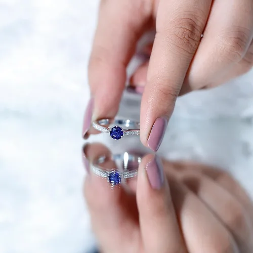 Miniatura 14 de Anillo de compromiso con solitario mínimo de zafiro azul, redondo de 0.197 in, calidad AAA, joyería inspirada en flores para mujer