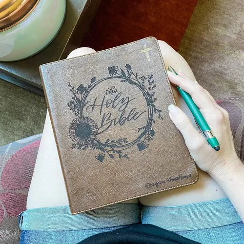 Miniatura 2 de Biblia grabada a mano con letras y láser NIV Journaling, regalo personalizado, grabado de nombre personalizado disponible