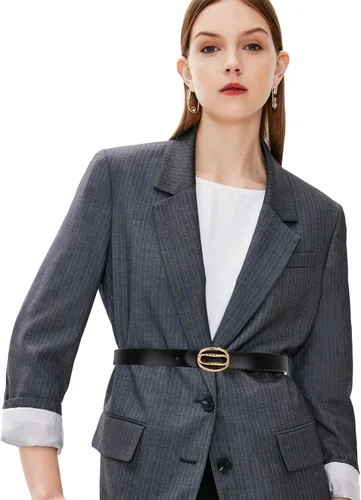 Miniatura 90 de Cinturón de cuero clásico con hebilla de metal para mujer con vestido de jeans