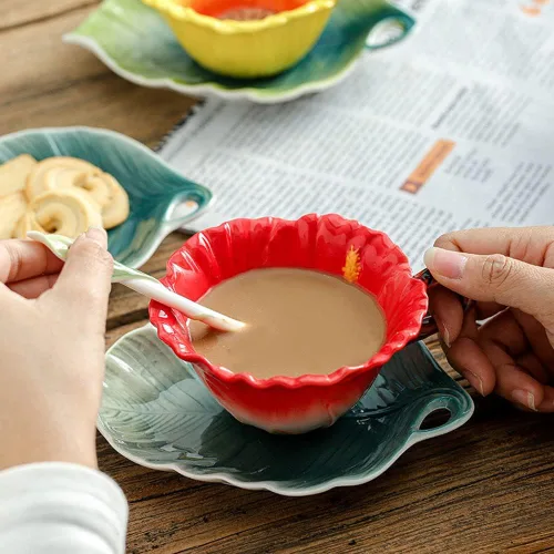 Miniatura 3 de WAYUTO Juego de taza de café y platillo de cerámica 3D con cuchara, hoja de flor, taza de café, taza de té con mango decorativo, tazas florales Rosa
