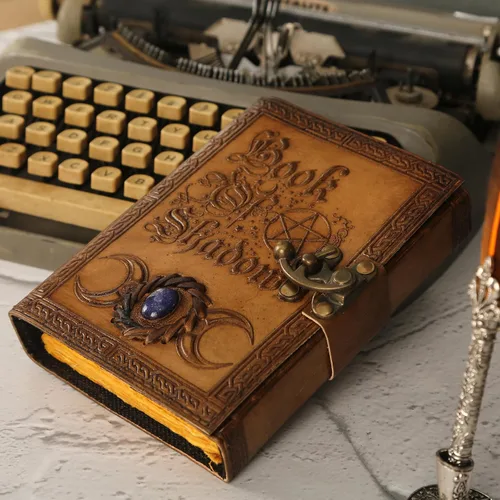 Miniatura 5 de Book of Shadows - Diario Grimorio – 200 páginas de papel antiguo con borde deckle con triple luna, pentagrama, cubierta de cuero con cierre