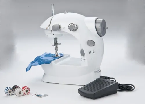 Miniatura 2 de Sunbeam Máquina de coser pequeña portable portable Pedal de pie adaptador de CA y Kit de más de 75 piezas de costura incluido, caída en bobina