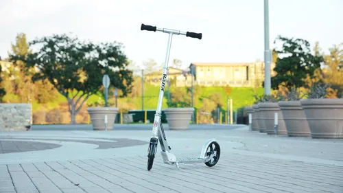 Miniatura 2 de Razor A5 DLX Patinete para niños de 8 años en adelante - Ruedas de uretano de 8", plegable, manubrio anti-traqueteo, para ciclistas de hasta 220 lbs