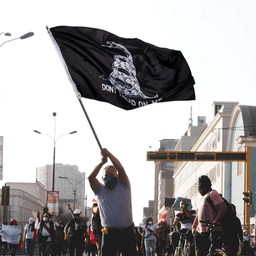Miniatura 5 de Bandera estadounidense All Black Out – Don't Tread On Me Gadsden de 3 x 5 pies, paquete de 2 pancartas de pared para casa, porche, patio, césped
