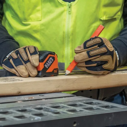 Miniatura 4 de Klein Tools Cinta métrica 9516, cinta métrica imperial compacta de doble gancho de 16 pies con freno de dedo, hoja de nailon, líneas llamativas