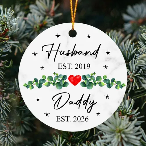 Miniatura 16 de Adorno de Navidad con texto en inglés "Your First Christmas As My Daddy 2025", regalo de recuerdo personalizado para nuevo papá Adorno Your Are