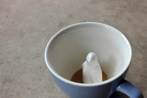 Miniatura 7 de Creature Cups - Taza de cerámica de pingüino – Taza de café azul hielo de 11 oz con pingüino 3D oculto en el interior – Regalo único para amantes