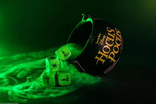 Miniatura 3 de USAOPOLY YAHTZEE: Disney Hocus Pocus Taza de dados de caldero coleccionable de bruja ~ Juego familiar clásico basado en película, ideal