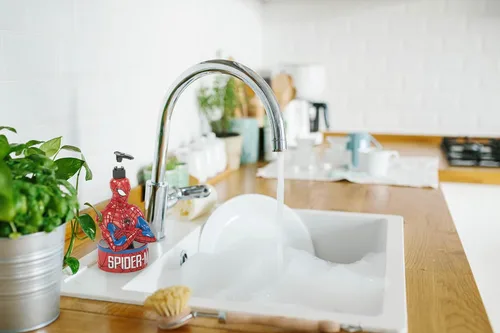 Miniatura 3 de Jay Franco Marvel Spiderman Dispensador de jabón, accesorio de baño de superhéroes rojo y azul para niños, bomba de loción de resina Rojo - Spiderman