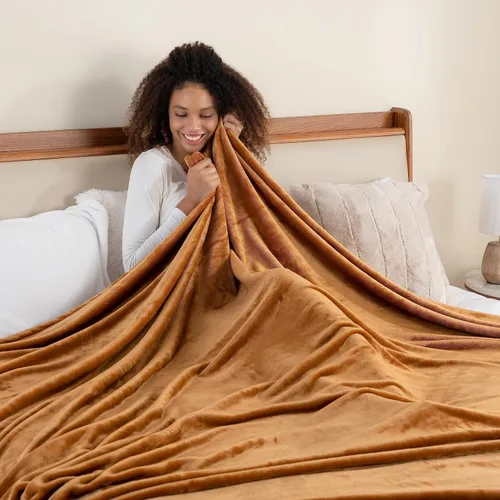 Miniatura 3 de Berkshire Blanket Cobija de terciopelo VelvetLoft® sólida para cama, cobija de cama tamaño King, cobija suave y ligera de felpa para cama y sofá