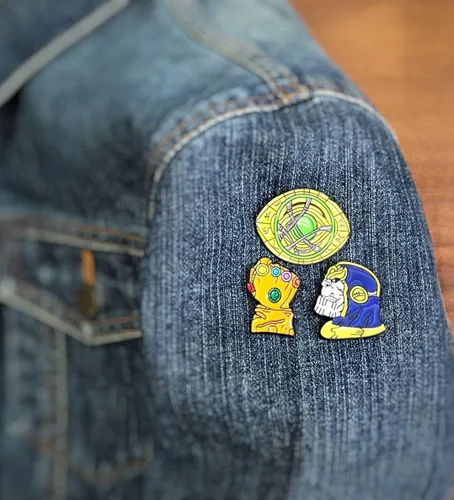 Miniatura 6 de OYSTERBOY 3 broches de esmalte de calidad premium Thanos el infinito guantelete guante ojo de Agamotto Super héroes símbolo para cosplay disfraz