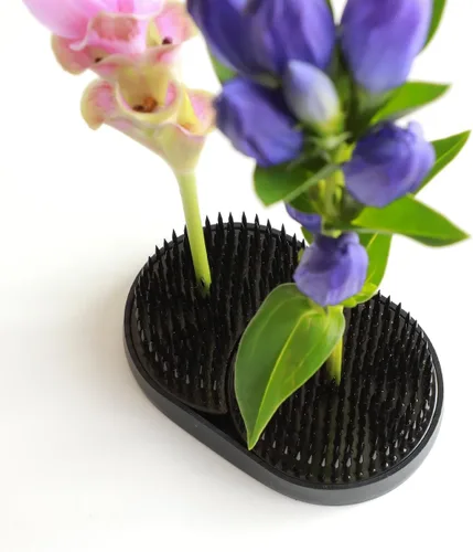 Miniatura 5 de Wazakura Black Sun and Moon Ikebana Kenzan, hecho en Japón, soporte de flores japonés con rana pin para arreglos florales, 3-3/4 x 2-1/4