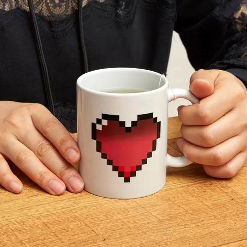 Miniatura 5 de Kikkerland Pixel Heart Morphing - Taza que cambia de color reacciona al calor, regalo divertido para café, cacao caliente y bebidas calientes