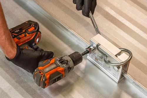 Miniatura 4 de Guardian Fall Protection Abrazadera de techo con costura de pie 10600