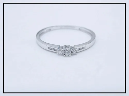 Miniatura 4 de Dazzlingrock Collection Anillo de compromiso de 3 piedras con diamantes blancos redondos de 0.13 quilates (ctw), oro de 10 quilates