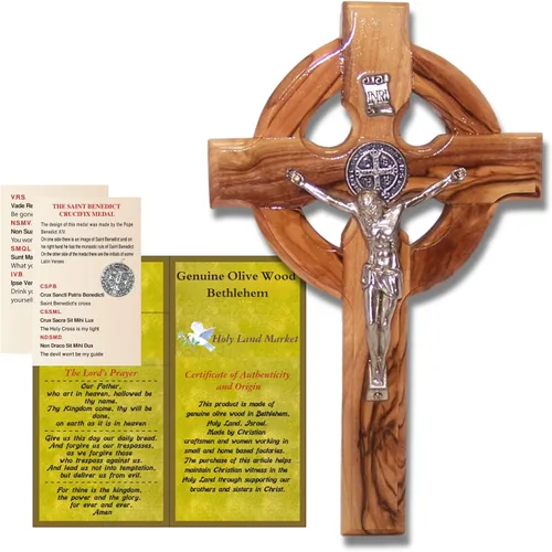 Holy Land Market Crucifijo de pared de madera de olivo celta de 6 pulgadas, hecho a mano en Belén con medalla de metal de San Benito (delantera y