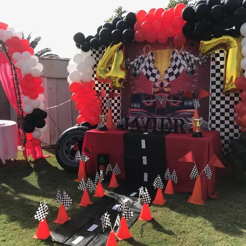 Miniatura 5 de Paquete de 6 conos de carreras naranjas de 7 pulgadas con agujeros en la parte superior, paquete de 12 banderas a cuadros, decoraciones de fiesta