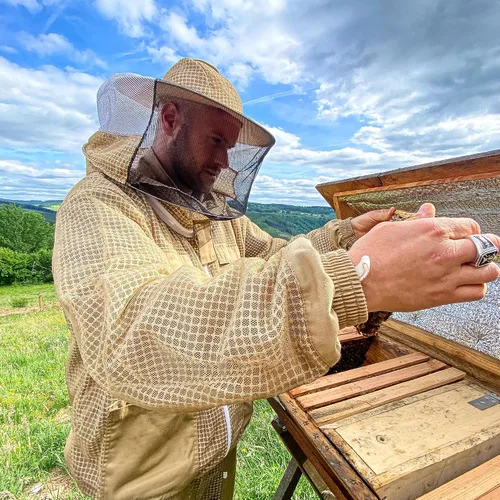 Miniatura 8 de 3-Layer Ultra Ventilated Mesh Beekeeping Suit for Men & Women with Veil Sting-Proof Bee Suit with Leather Gloves & Bag